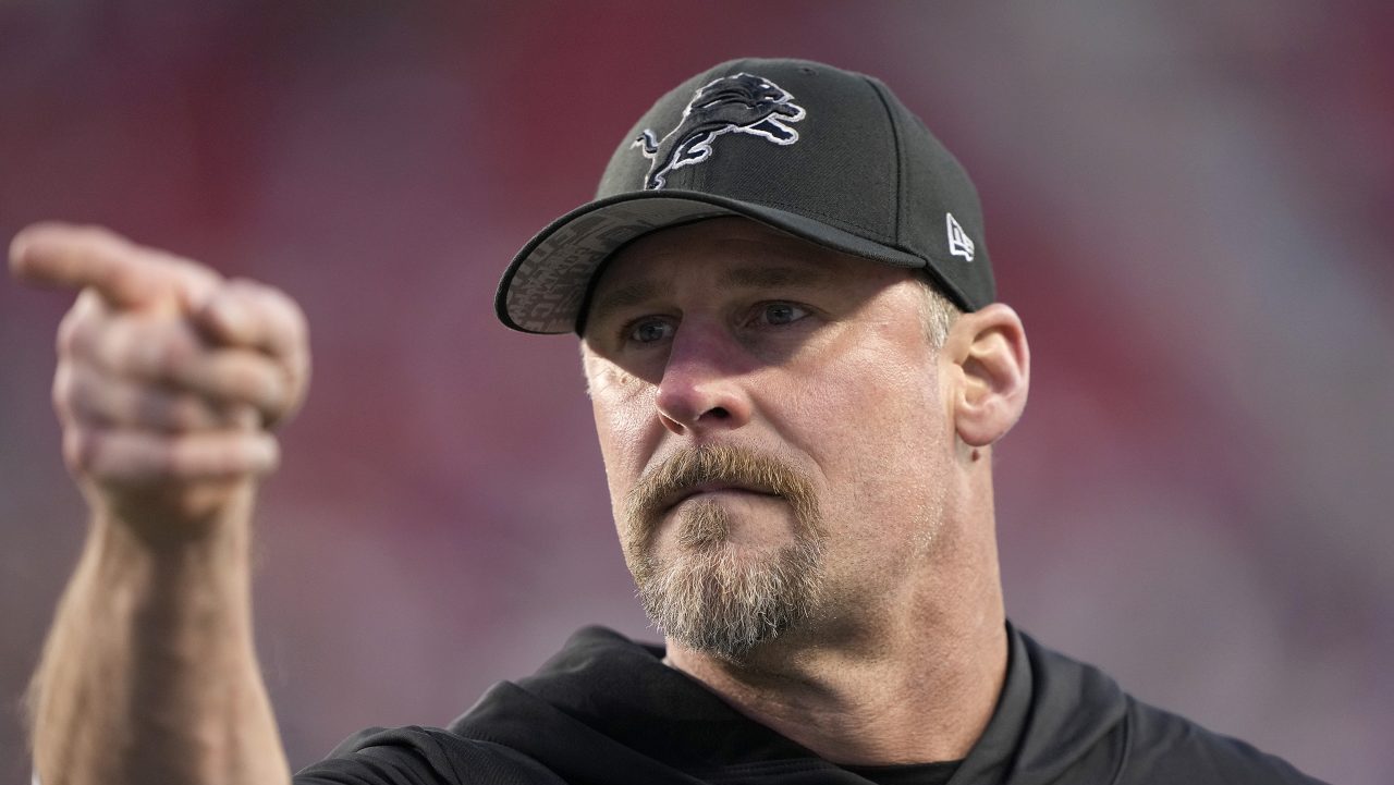 Dan Campbell pointing